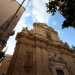 Per scoprire la mostra, imbocchiamo strada Santa Teresa dei Maschi, via che conduce davanti alla facciata tripartita dellomonimo tempio